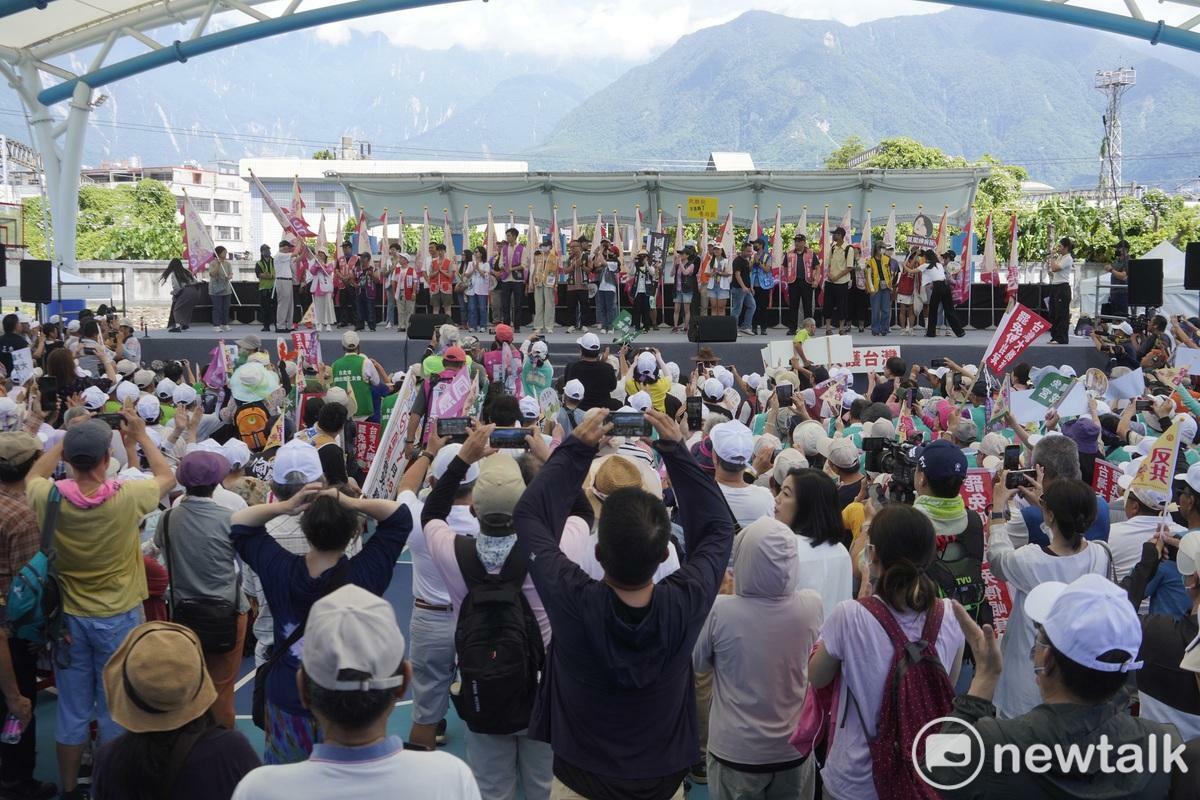 反共護台志工聯盟今（4）日發起「護國大繞境」行動，從花蓮出發，劍指國民黨立法院黨團總召傅崐萁，並將順時針繞行台灣一圈，最後於19日在青島東路舉辦造勢大會。 圖：張良一／攝