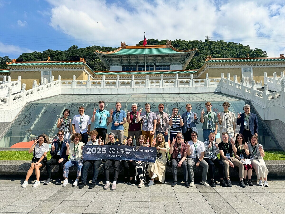 立陶宛台灣半導體研習團參觀故宮博物院。 圖：中山大學/提供