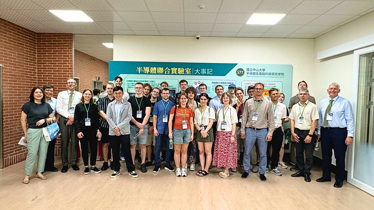 立陶宛台灣半導體研習團參觀中山大學半導體聯合實驗室。 圖：中山大學/提供