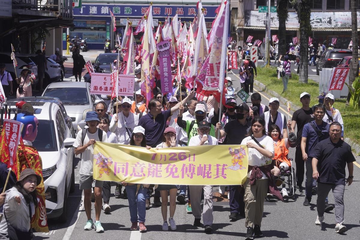 反共護台志工聯盟4日發起「護國大繞境」行動，從花蓮出發，劍指國民黨立法院黨團總召傅崐萁，並將順時針繞行台灣一圈，最後於19日在青島東路舉辦造勢大會。 圖：張良一/攝