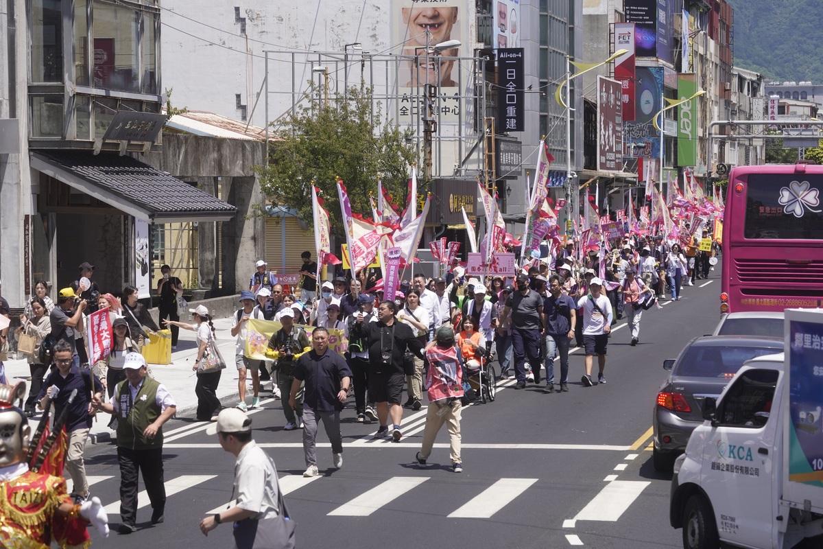 反共護台志工聯盟4日發起「護國大繞境」行動，從花蓮出發，劍指國民黨立法院黨團總召傅崐萁，並將順時針繞行台灣一圈，最後於19日在青島東路舉辦造勢大會。 圖：張良一/攝