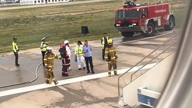 飛往內蒙古呼和浩特白塔機場的天津航空 GS7833 次班機，在起飛前因機械故障被迫停駛 圖：翻攝自《上觀新聞》