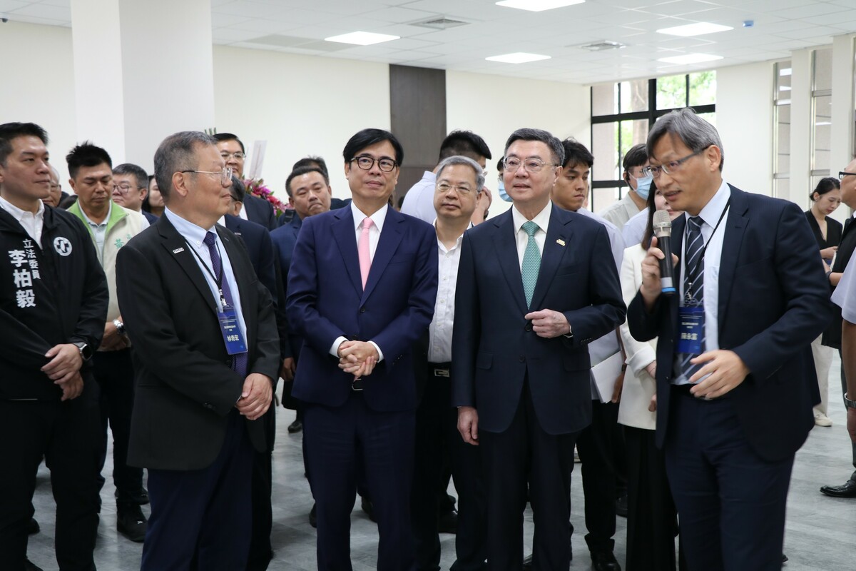 卓榮泰(右二)、陳其邁(中)視察陽明交大高雄校區設施。 圖：陽明交大/提供