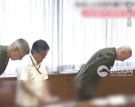 駐日美軍軍官為士兵在沖繩性侵日本女性鞠躬道歉。 圖 : 翻攝自環球網