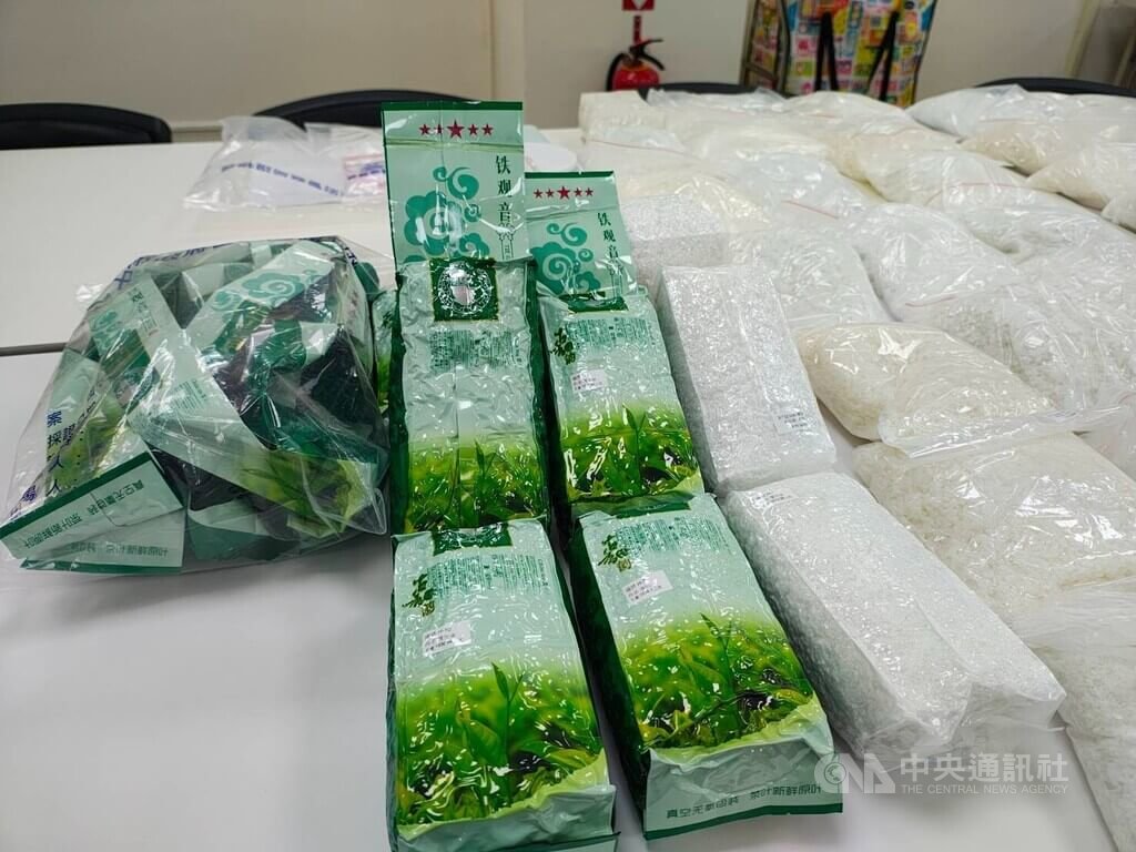 台中警方接獲線報，沙鹿區某日租套房藏放大批毒品愷，案經警方1日前往搜索偵辦，查獲重150公斤、市值新台幣2.4億元毒品愷他命，部分還偽裝成茶葉鐵觀音包裝。（翻攝照片）中央社記者蘇木春傳真  114年7月4日