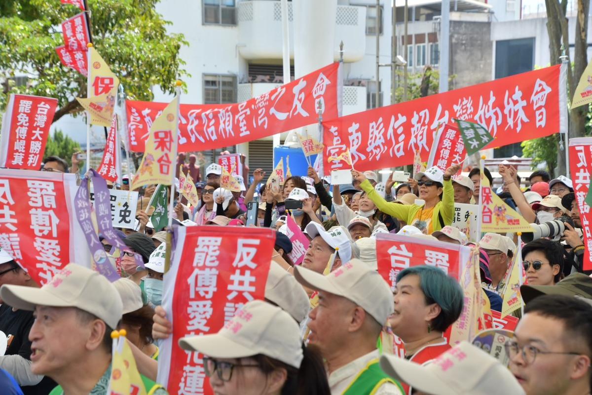 參與的民眾相當多，不畏豔陽與高溫加入「護國大遶境」行列，大聲高喊「0726罷免投同意，讓反共的力量更加有力」。 圖：民主攝影家邱萬興提供