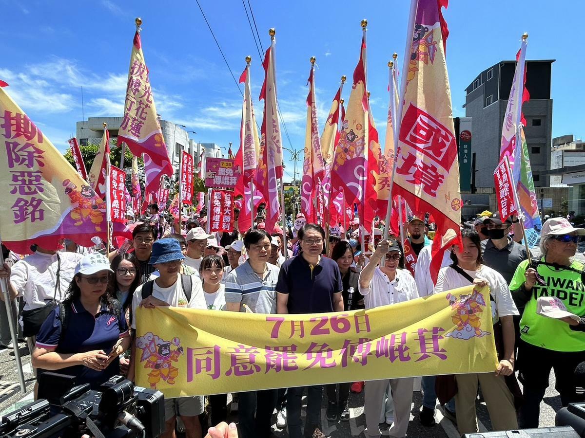 反共護台志工聯盟4日發起「護國大繞境」行動，以花蓮為起點，劍指國民黨立法院黨團總召傅崐萁，繞行路徑順時針沿著台灣繞一圈，終點於19日在青島東路舉辦造勢大會。 圖：民主攝影家邱萬興提供