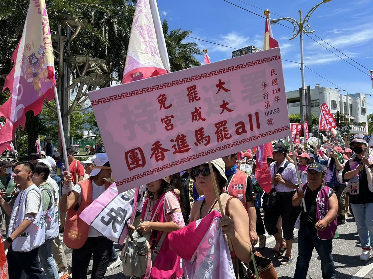 民國高舉牌子表示「持續罷免」、「大罷免大成功」。 圖：民主攝影家邱萬興提供