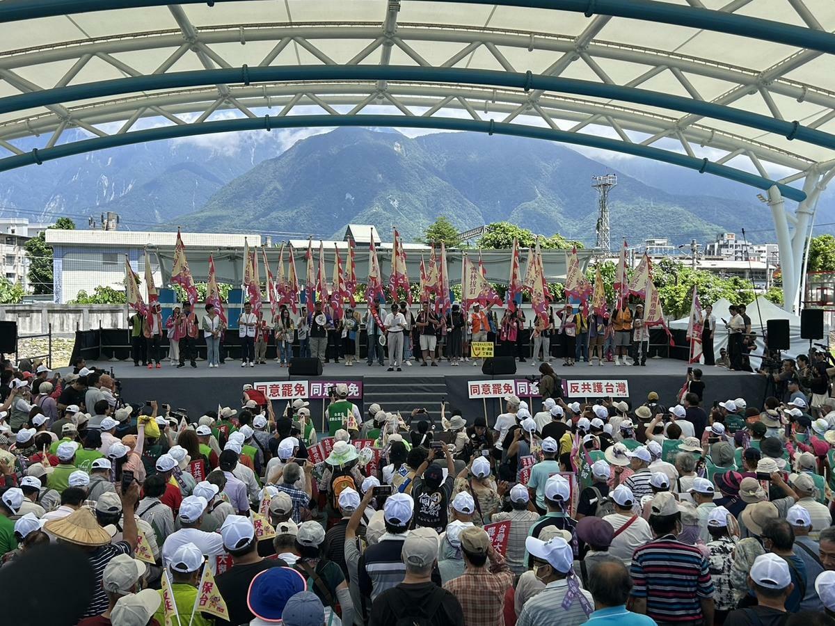 反共護台志工聯盟4日發起「護國大繞境」行動，從花蓮出發，曾興誠上台致詞。 圖：民主攝影家邱萬興提供