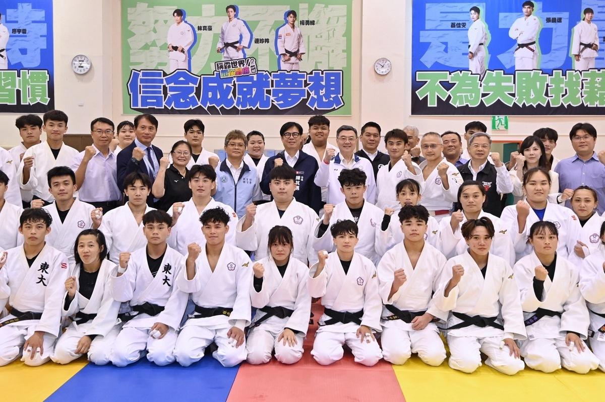 行政院長卓榮泰今（4）天南下高雄，和高雄市長陳其邁到左營國訓中心訪視「世大運代表隊備戰情形」。 圖：行政院提供