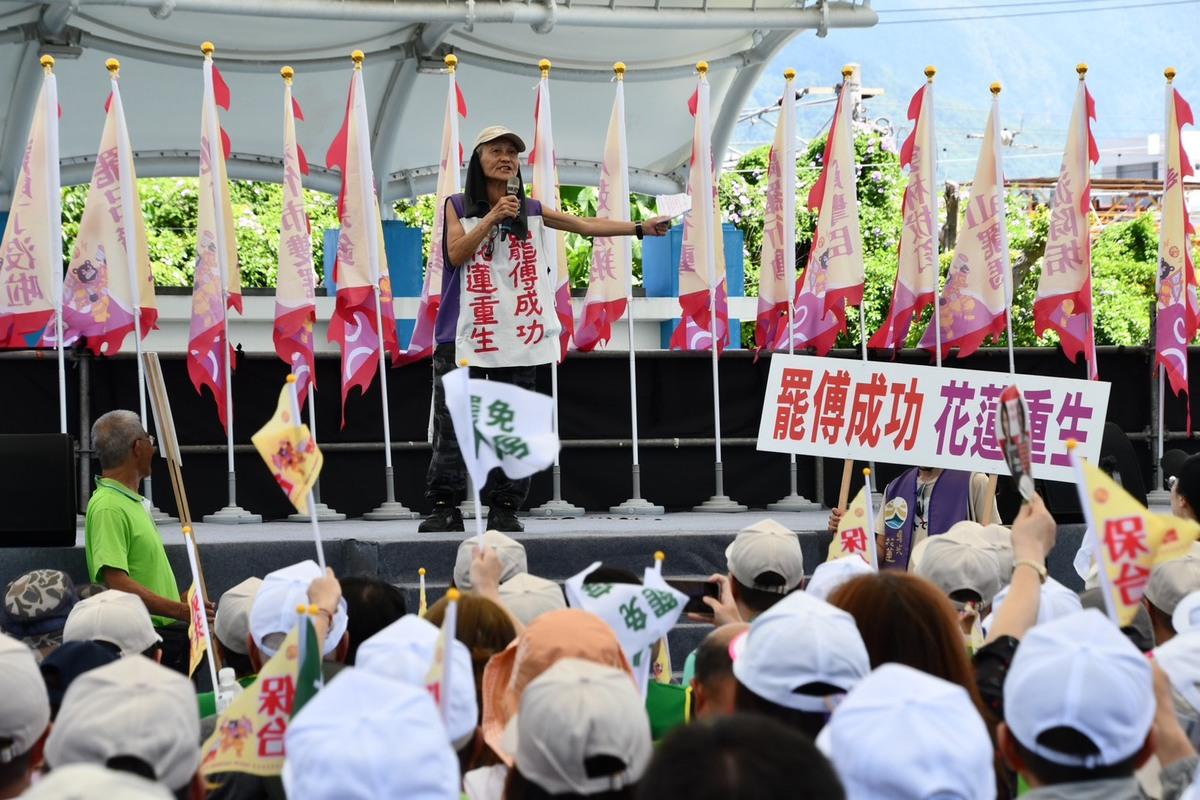 反共護台志工聯盟4日發起「護國大繞境」行動，從花蓮出發，葉霸也到現場聲援。 圖：民主攝影家邱萬興提供