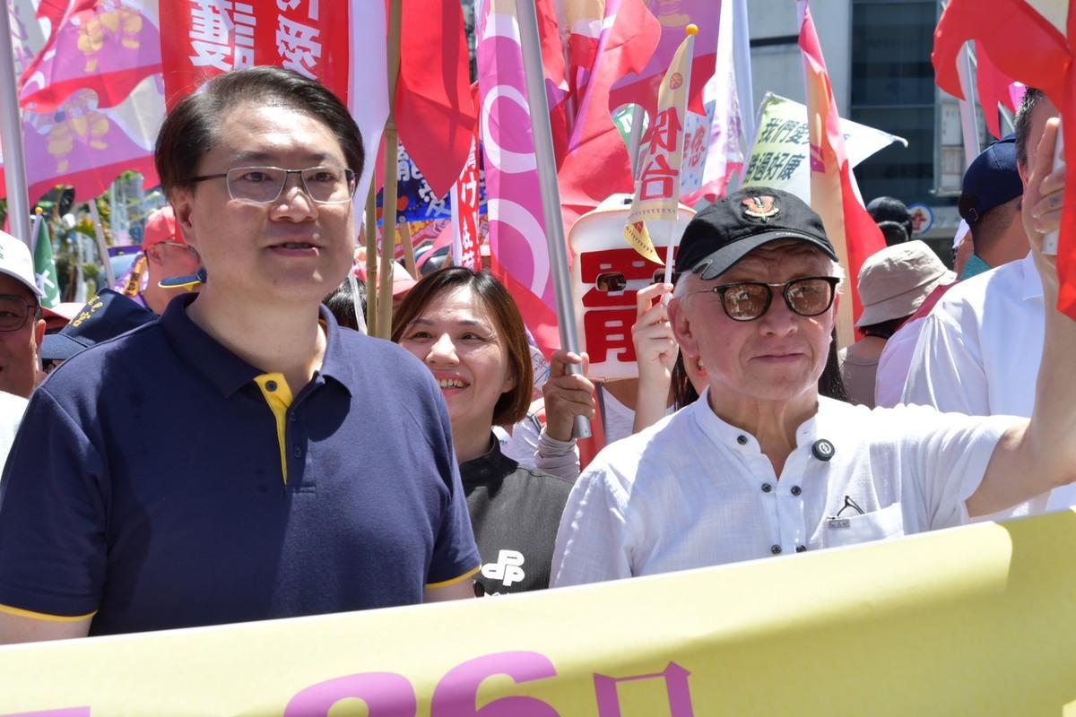 反共護台聯盟發起人曹興誠（右）、民進黨秘書長林右昌（左）共同參與。 圖：民主攝影家邱萬興提供