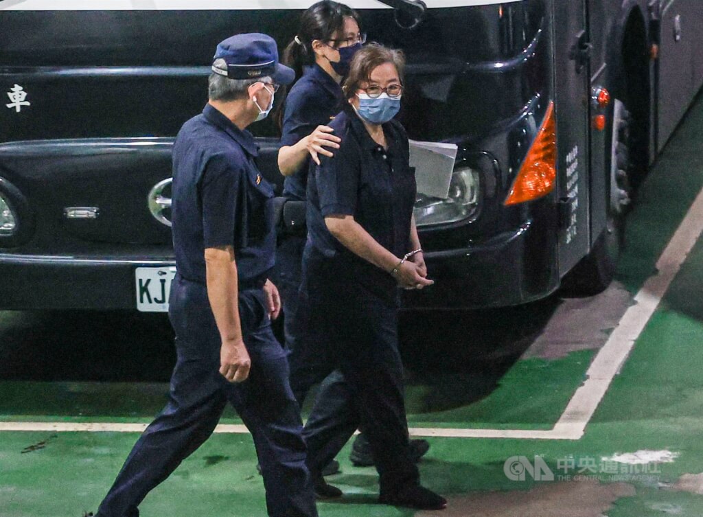 台北地方法院6月17日裁定國民黨台北市黨部主委黃呂錦茹（中）羈押禁見，黃呂錦茹在法警戒護下準備登上警備車。（中央社檔案照片）