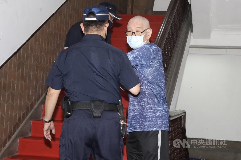 退役陸軍中將高安國（右）涉向中共軍情人員索取資金，在台灣整建武裝組織，高院4日開庭，並提訊在押的高安國出庭，面對媒體詢問是否對不起國家等問題，他回應「胡說八道，哪有對不起」？中央社記者謝幸恩攝  114年7月4日