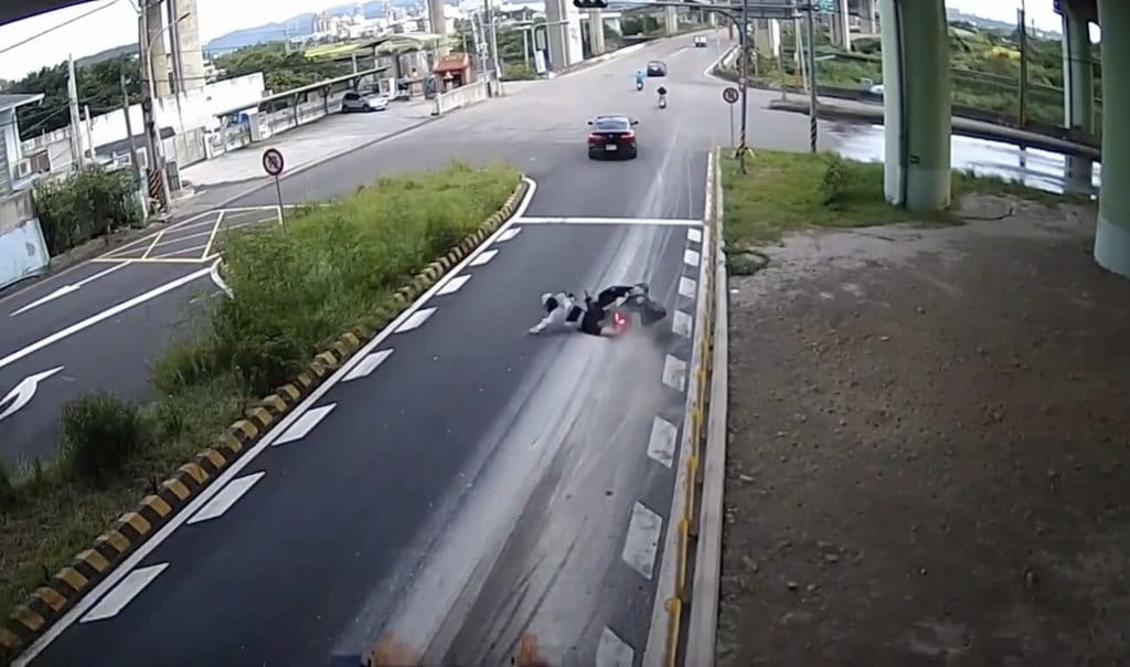 苗栗縣警察局苗栗分局4日表示，一輛曳引車3日傍晚行經三義台13線伯公坑火炎山路段，途中滲漏泥沙導致機車騎士接連摔車。（警方提供）中央社記者管瑞平傳真  114年7月4日