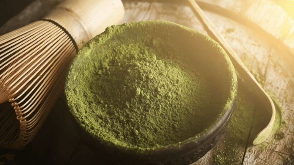 日本今年遭遇極端高溫，導致京都地區抹茶原料碾茶產量大減25%。 圖：shutterstock（抹茶示意圖）