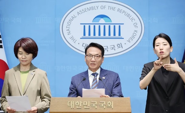 南韓情報委員會近期召開記者會，稱南韓軍方一手策畫了 2024 年 10 月發生在北韓首都平壤的無人機入侵事件，質疑尹錫悅試圖引誘北韓進攻，合理化自己宣布戒嚴的計畫。 圖：翻攝自 騰訊網 張學昆觀世界