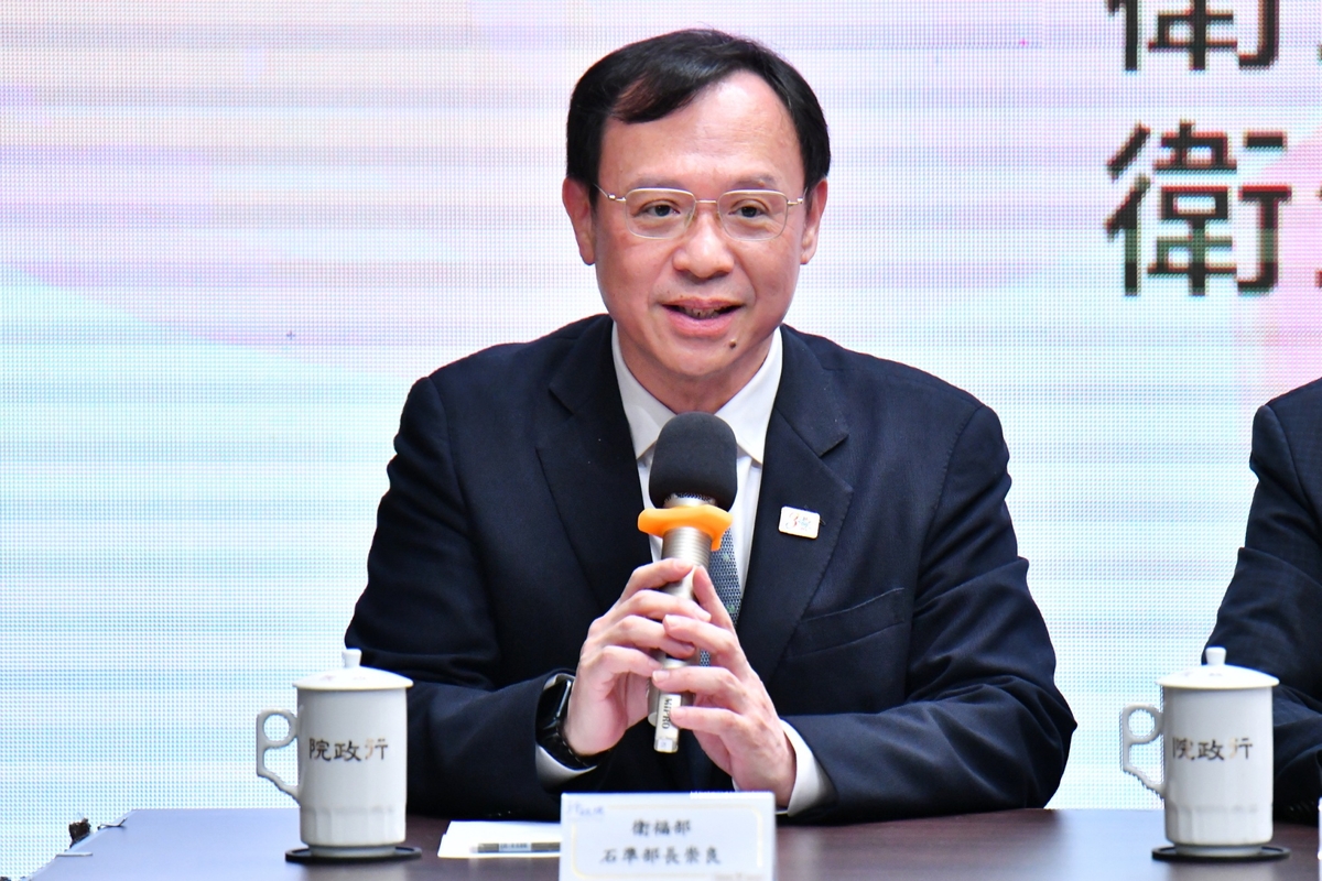 衛福部長石崇良日前接受專訪表示，將對「補充保費」做出三大變革，包括將利息、股利與租金3項目的補充保費改為年度結算制。然而，這項消息一出也立刻引發爭議，行政院長卓榮泰昨晚也緊急踩煞車，暫緩具爭議的規劃。 圖：行政院/提供