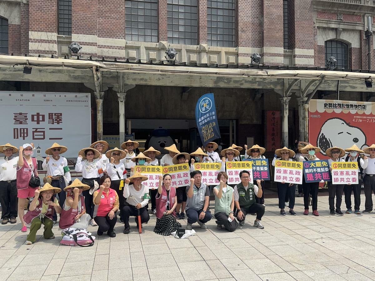 「人民作主志工團」由林義雄領軍，從台中車站出發，要以三天時間走遍中六選區。 圖：敲羅行動/提供