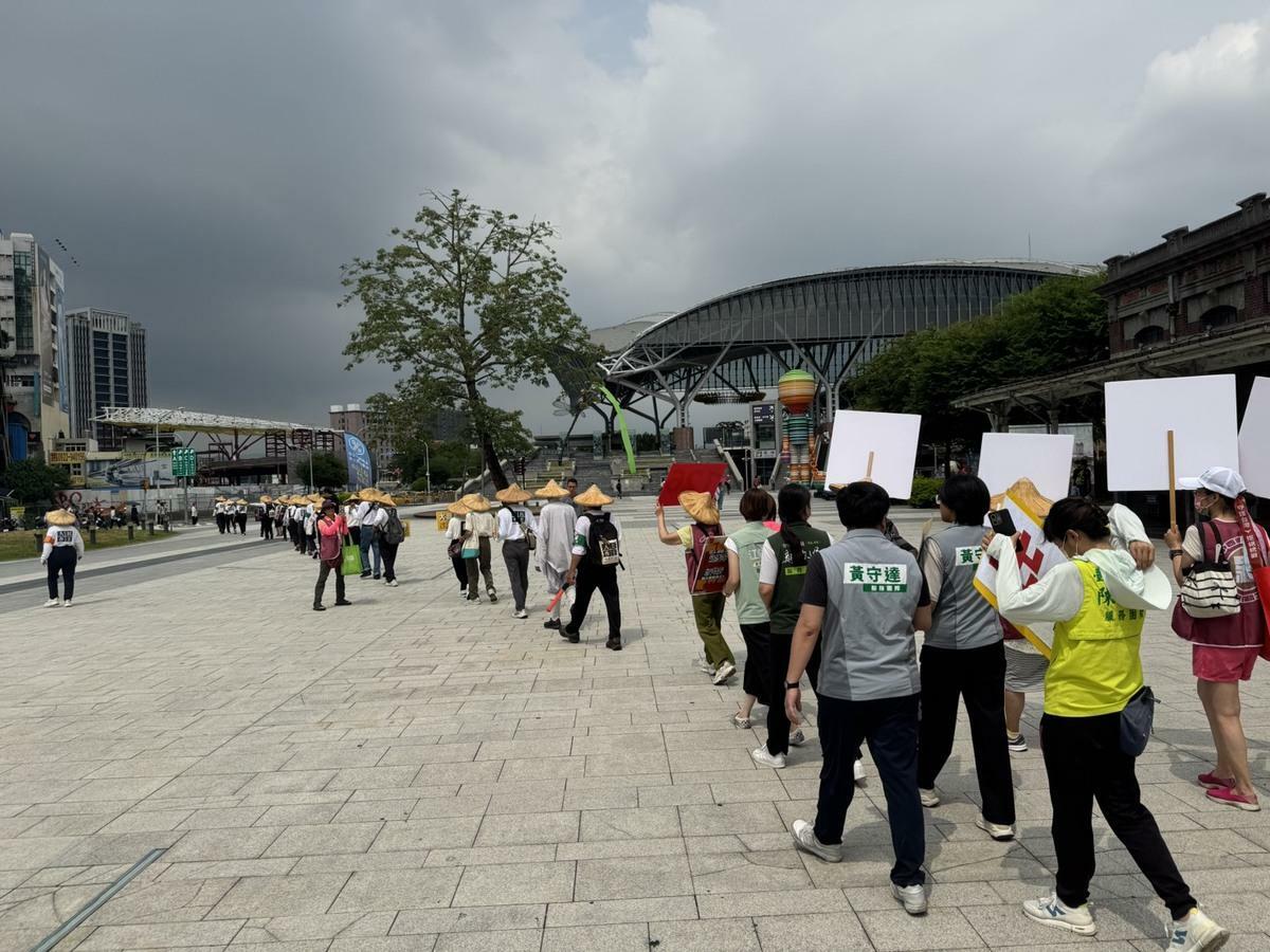 「人民作主志工團」由林義雄領軍，從台中車站出發，要以三天時間走遍中六選區。 圖：敲羅行動/提供