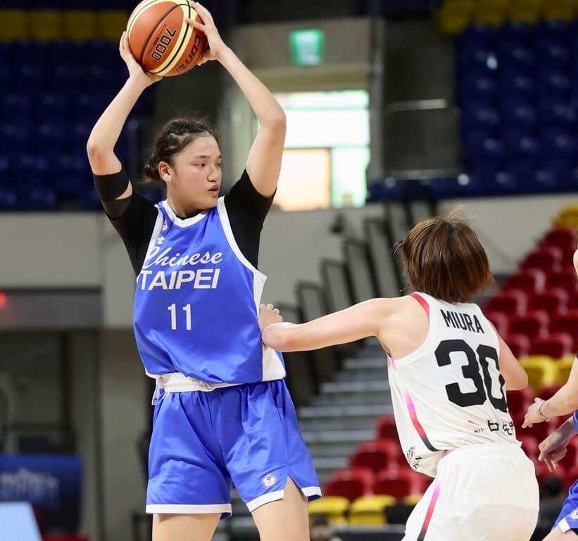 台灣世大運女籃培訓隊4日在2025雙北瓊斯盃國際籃球邀請賽以51比72不敵日本隊，當家中鋒蕭豫玟（持球者）貢獻8分、9籃板，她盼能將這些經驗帶往7月中旬在德國開打的世大運。（籃協提供）中央社記者陳容琛傳真  114年7月4日