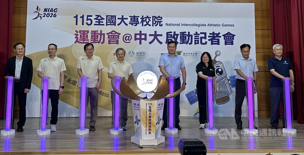 115年全國大專校院運動會將在5月登場，由中央大學第3度承辦，4日舉辦啟動記者會，體育署長鄭世忠（右4）與來賓一同完成啟動儀式，並將率團隊前進北極引燃聖火。中央社記者黎建忠攝  114年7月4日