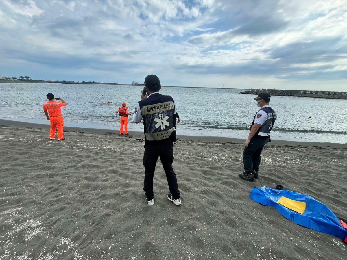 海巡與高雄市消防局在永安區的鑽石沙灘救援被野狗攻擊溺水的老翁。 圖：岡山分局提供