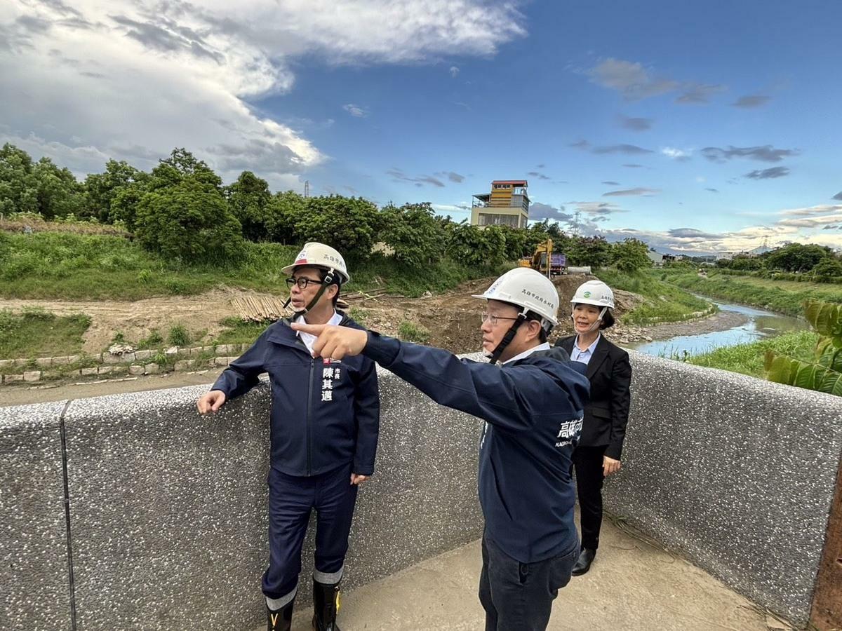 陳其邁至仁武區視察獅龍溪中灡橋至八涳橋段清淤工程。 圖：高雄市水利局/提供