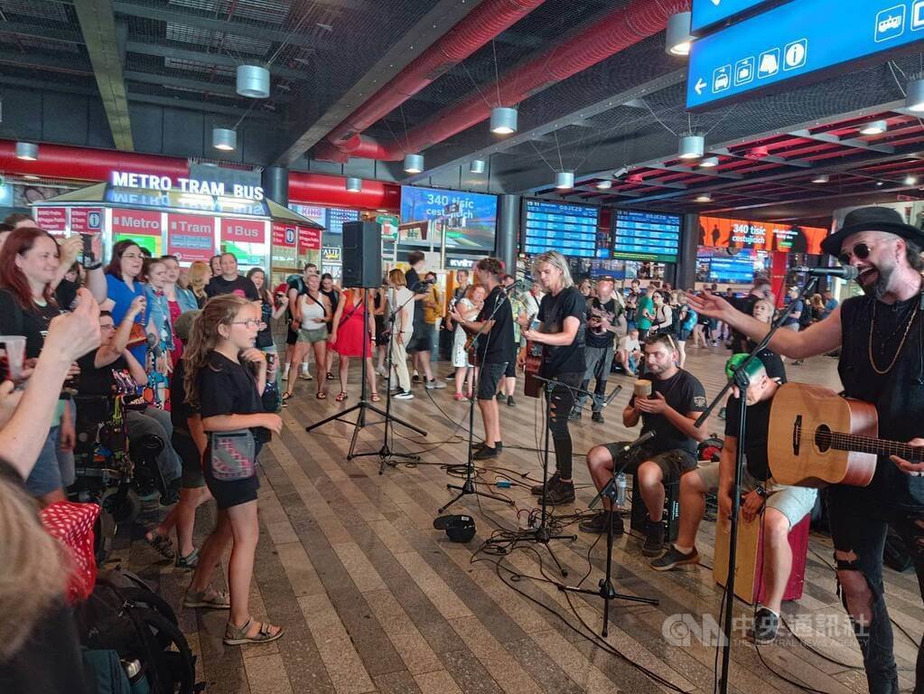 捷克4日突發大規模停電，大批旅客滯留布拉格火車總站。等待期間，有搖滾樂團在大廳即興演出，吸引滯留旅客觀賞合唱，現場氣氛歡樂，未見混亂與抱怨。