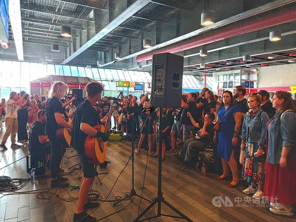 捷克4日發生大規模停電，大批旅客滯留布拉格火車總站。一支搖滾樂團在大廳演奏，吸引不少滯留旅客駐足圍觀，隨節奏搖擺合唱。
