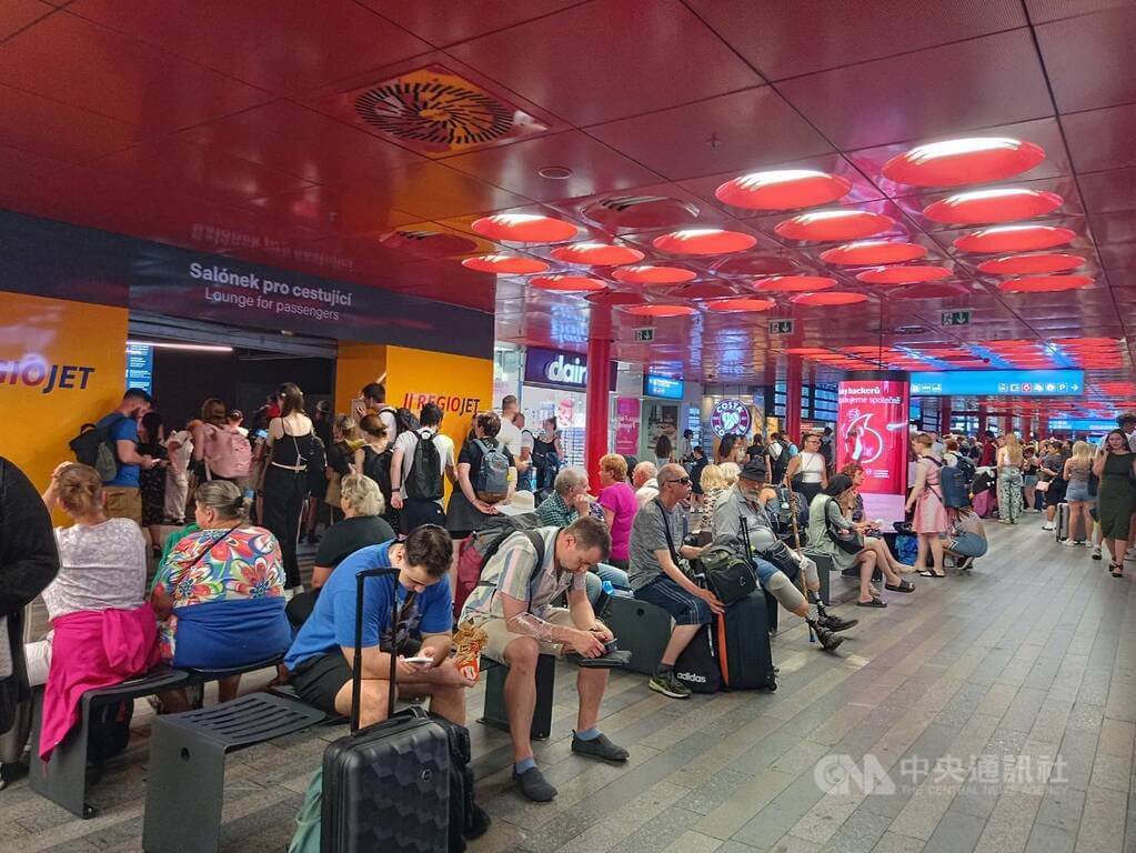 捷克4日中午突發大規模停電，導致布拉格地鐵與電車停駛，交通一度癱瘓。儘管電力在數小時後恢復，鐵路運輸仍持續延誤，使得大批旅客滯留布拉格火車總站。