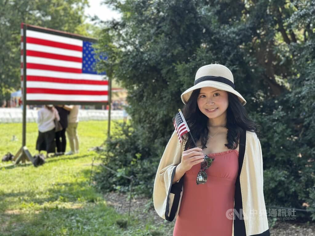 來自台灣的許小姐於美國國慶日7月4日當天在美國國父喬治華盛頓（George Washington）故居弗農山莊舉行的宣誓典禮正式成為美國公民，受訪直呼很開心。