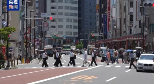 不受地震傳言影響，日本東京街頭目前一切正常。 圖 : 翻攝自央視新聞