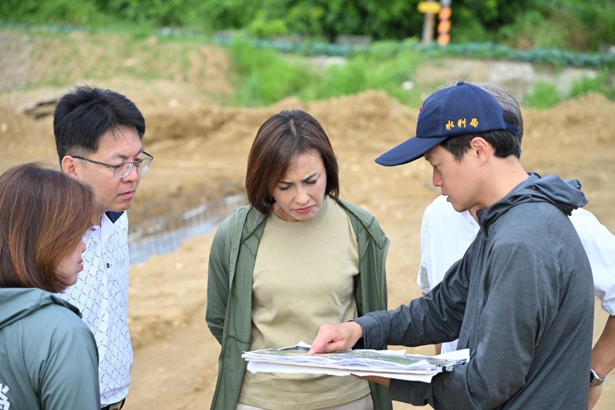 邱議瑩(中)在颱風來臨前勘查大樹區和山光電案場周邊地勢與水土保持現況。 圖：邱議瑩辦公室/提供