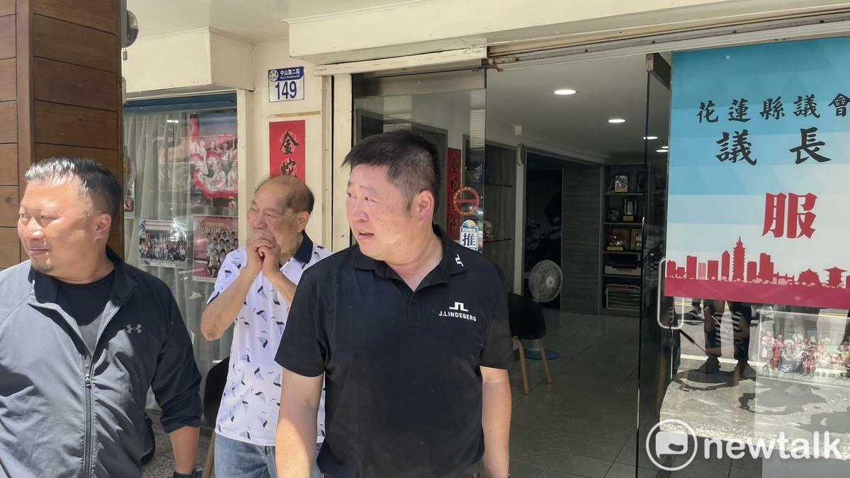 花蓮縣議長張峻（右）呼籲民眾踴躍回家投票罷免傅崐萁。 圖：高逸帆／攝