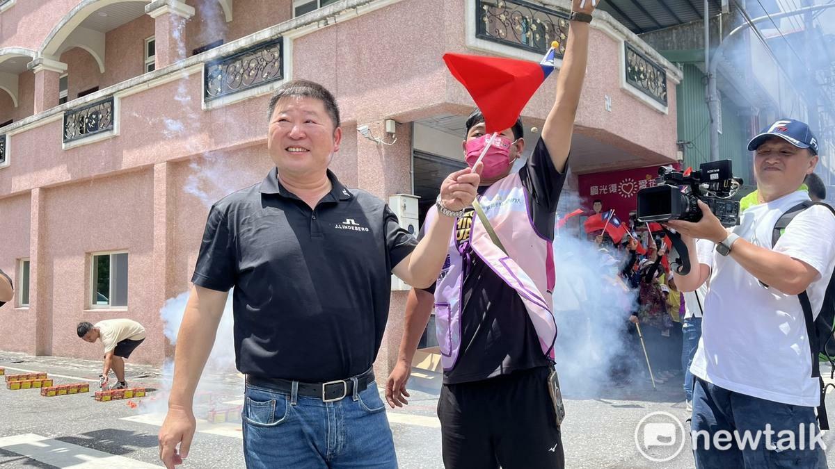 花蓮縣議長張峻（左）手舉國旗力挺罷免傅崐萁。 圖：高逸帆／攝（資料照）