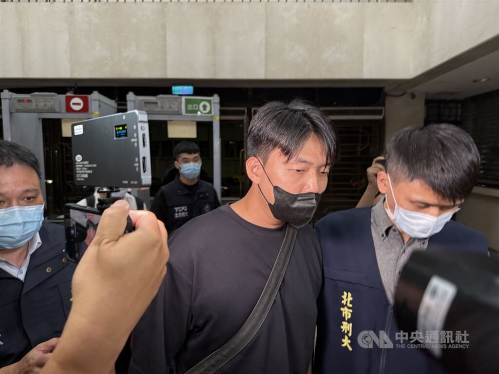 臉書粉專「迷因台式民主」版主戴瑞甯（前中）涉嫌恐嚇京華城案檢察官，3日深夜移送北檢複訊。中央社記者林長順攝 114年7月3日