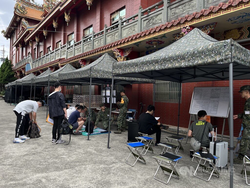 「漢光41號」實兵演習將於9日至18日舉行，其中陸軍第六軍團206旅為全旅動員教召，5日有300人在桃園市龜山區樂善寺進行報到。