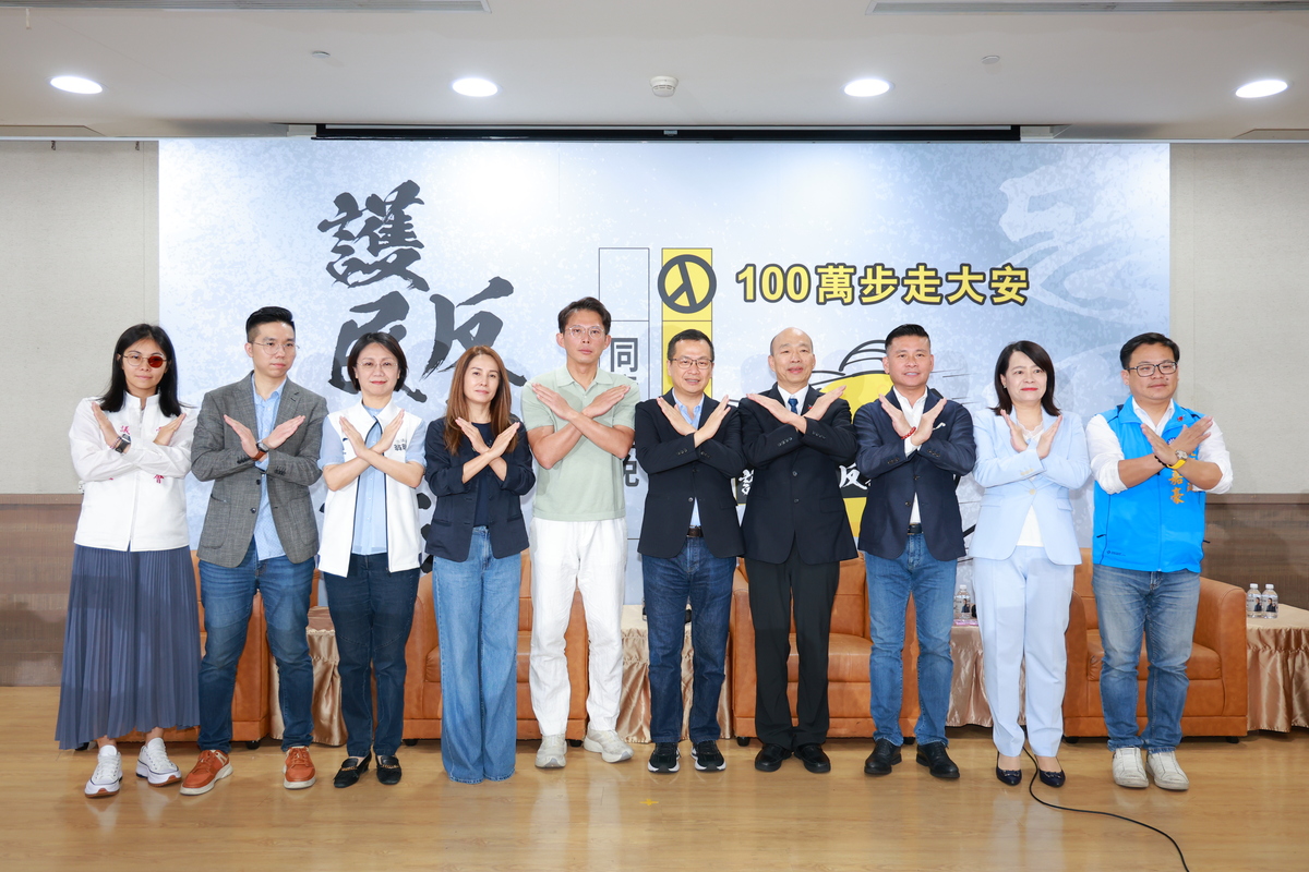 羅智強舉辦《護民主·反惡罷——100萬步走大安》新書發表會。 圖：羅智強辦公室提供