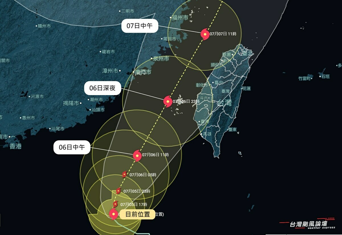 《台灣颱風論壇｜天氣特急》指出，丹娜絲今天屬於逐漸轉向的階段，明天轉向東北後，移動速度將會加快。 圖：取自台灣颱風論壇｜天氣特急