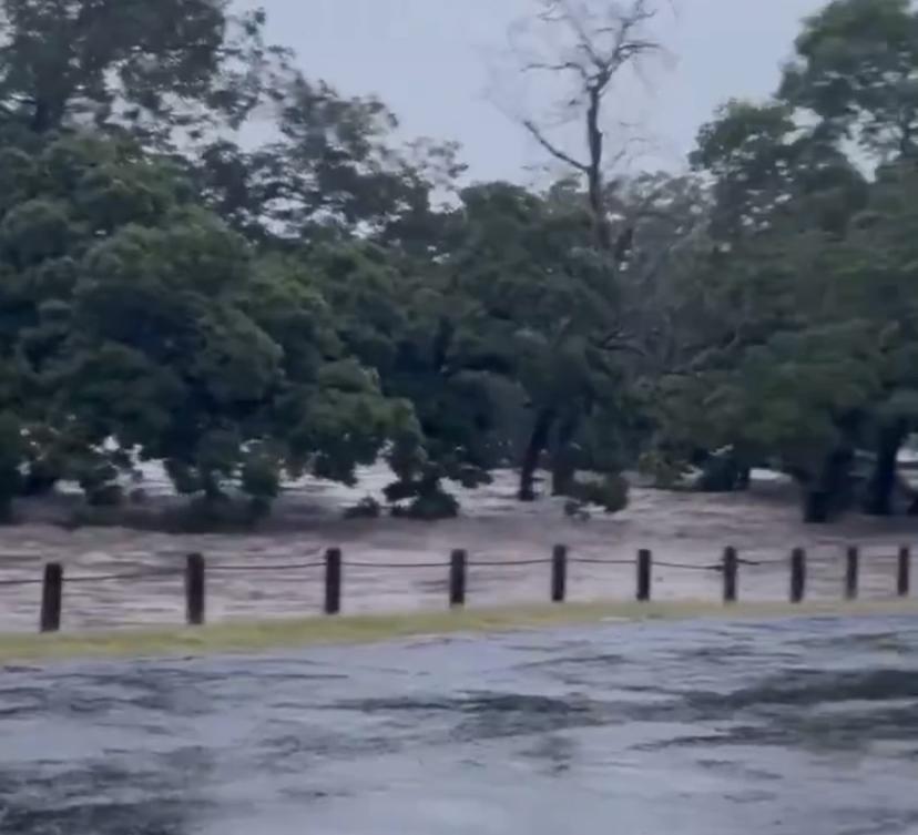 美國德州洪水來襲，多地遭殃成汪洋。 圖：翻攝自 X