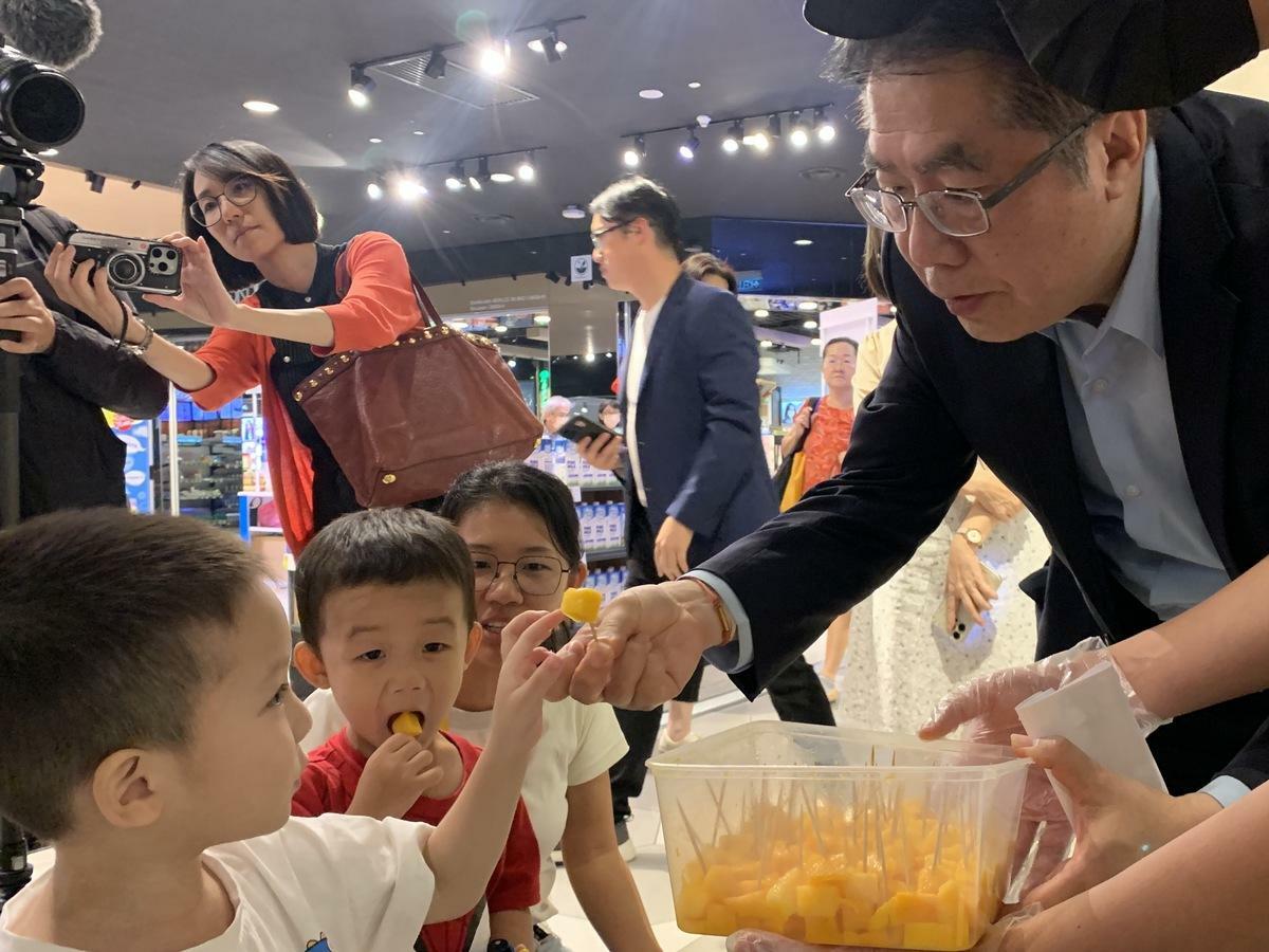 黃偉哲在馬來西亞推廣活動中，親自展售台南芒果，引起熱烈迴響。 圖：台南市政府/提供