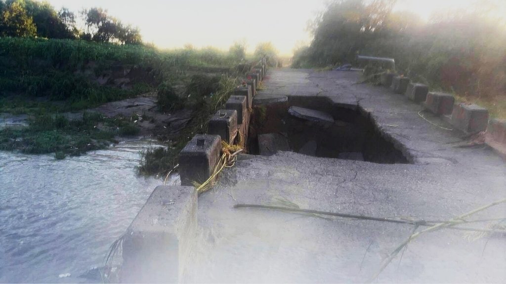 颱風丹娜絲強度持續增強，已給各地帶來強降雨，嘉義縣太保市北新里牛稠溪浮水橋因4日夜間溪水暴漲，導致橋面破1個大洞，目前兩端封閉禁止通行。 圖 : 嘉義縣政府/提供