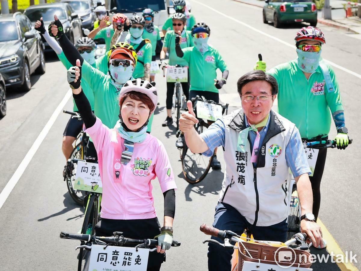 妃妃鐵馬隊與剷除黑芯罷團志工、民進黨台北市黨部主委張茂楠合體，在吳興商圈的路口宣講，並且走進菜市場向選民拜託一定要在7月26日站出來投下同意罷免民主的選票，把握時間分進合擊。 圖：陳亭妃服務處/提供