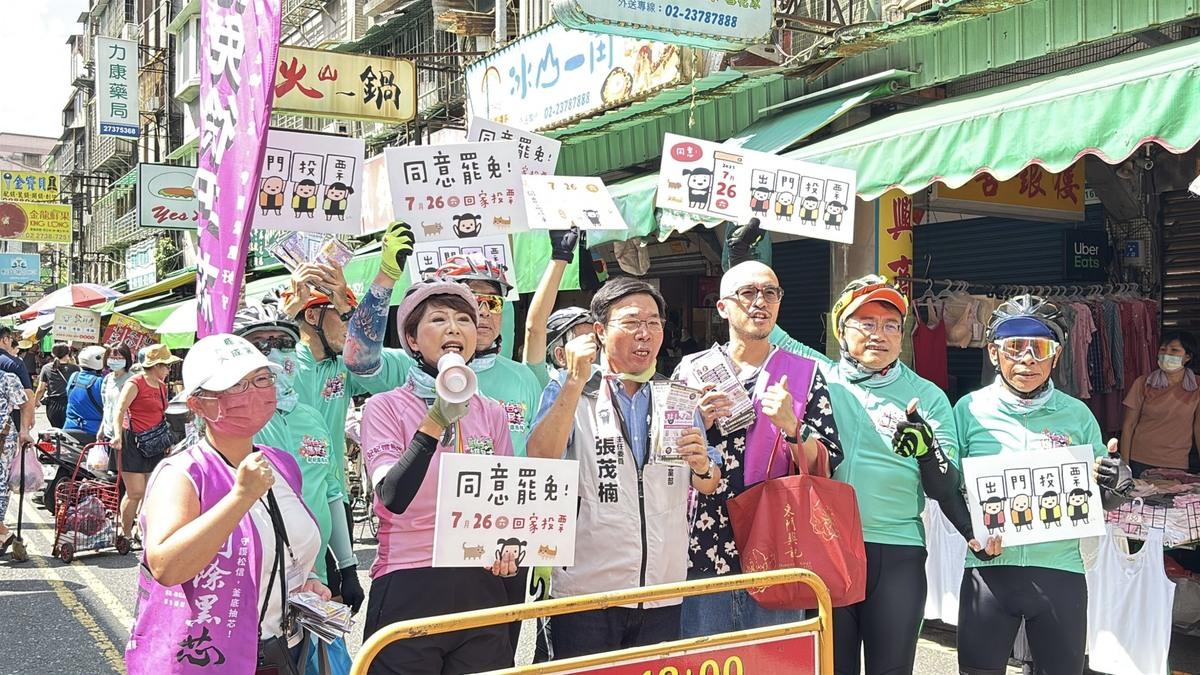 妃妃鐵馬隊與剷除黑芯罷團志工、民進黨台北市黨部主委張茂楠合體，在吳興商圈的路口宣講，並且走進菜市場向選民拜託一定要在7月26日站出來投下同意罷免民主的選票，把握時間分進合擊。 圖：陳亭妃服務處/提供