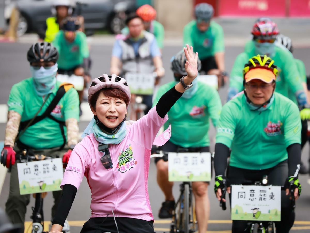 妃妃鐵馬隊與剷除黑芯罷團志工、民進黨台北市黨部主委張茂楠合體，在吳興商圈的路口宣講，並且走進菜市場向選民拜託一定要在7月26日站出來投下同意罷免民主的選票，把握時間分進合擊。 圖：陳亭妃服務處/提供