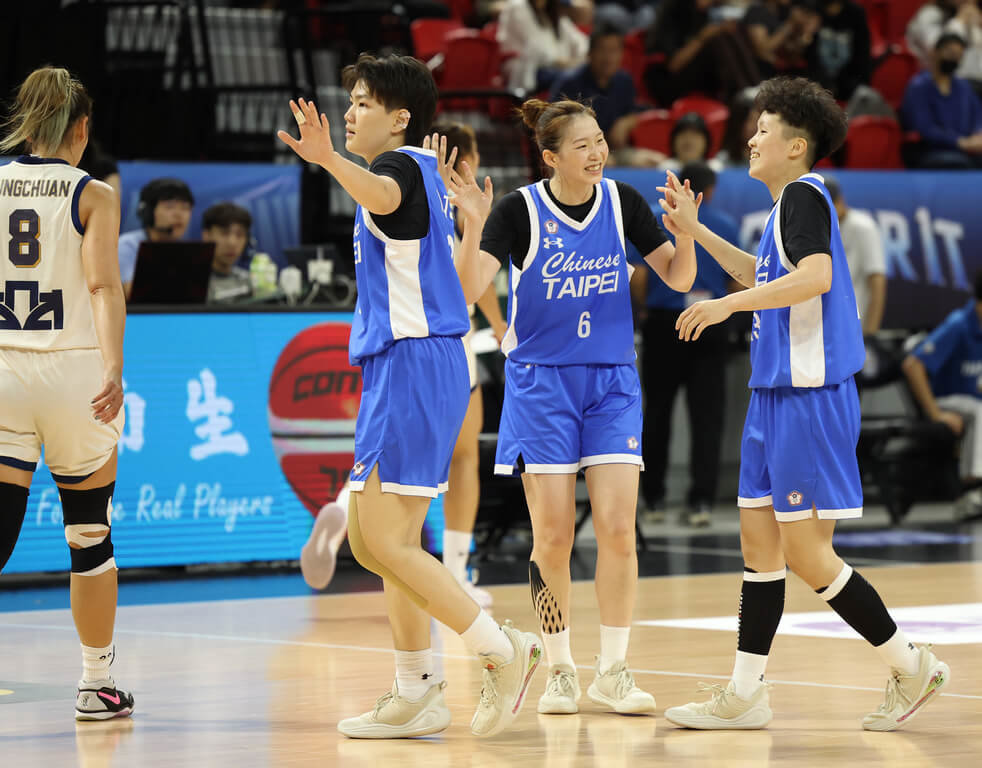 台灣世大運女籃培訓隊5日在雙北瓊斯盃國際籃球邀請賽迎戰泰國，在全員皆有留下得分紀錄情況下，尤其後衛黃巧鈞（右2）單場飆進4記三分球、投11中5，貢獻全隊最高14分，終場以100比41痛宰對手，獲本屆瓊斯盃第2勝。（籃協提供）中央社記者陳容琛傳真 114年7月5日