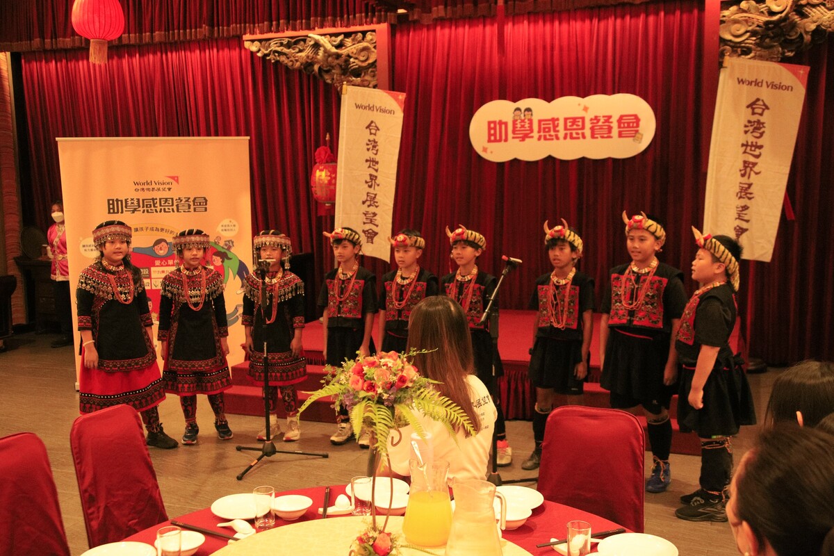 草埔文化隊以歌聲與舞蹈演出，傳遞原民文化底蘊。 圖：台灣世界展望會/提供
