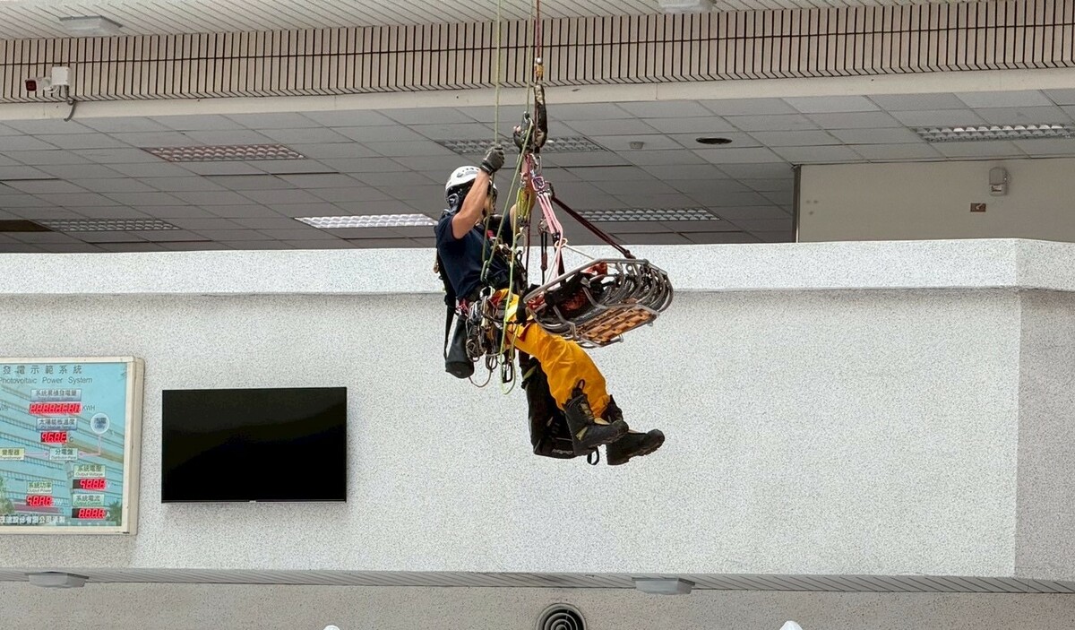 消防局繩索救援隊演練高空接駁搶救傷者。  圖：高雄市政府警察局/提供