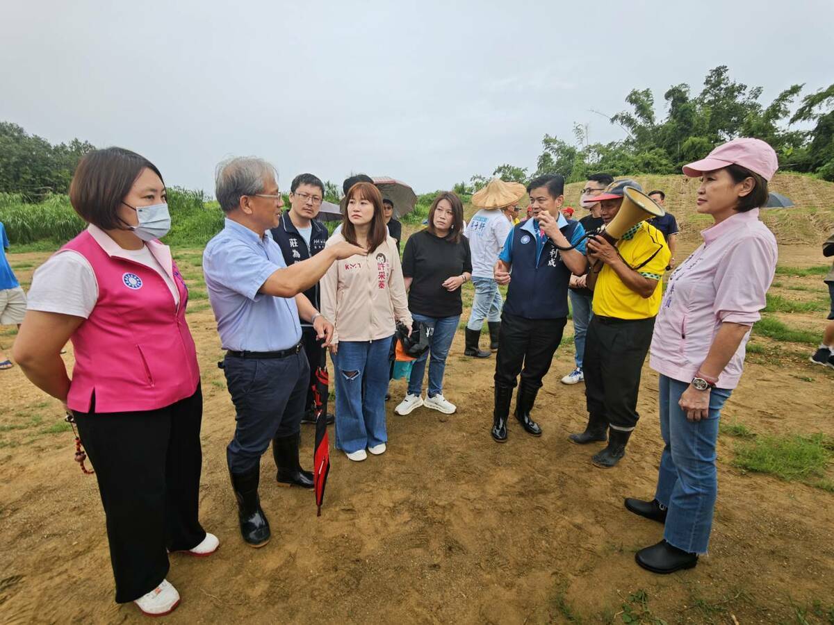 柯志恩(右一)於丹娜絲颱風來襲前，再率國民黨民代至大樹和山光電案場關心水保改善狀況。 圖：柯志恩辦公室/提供